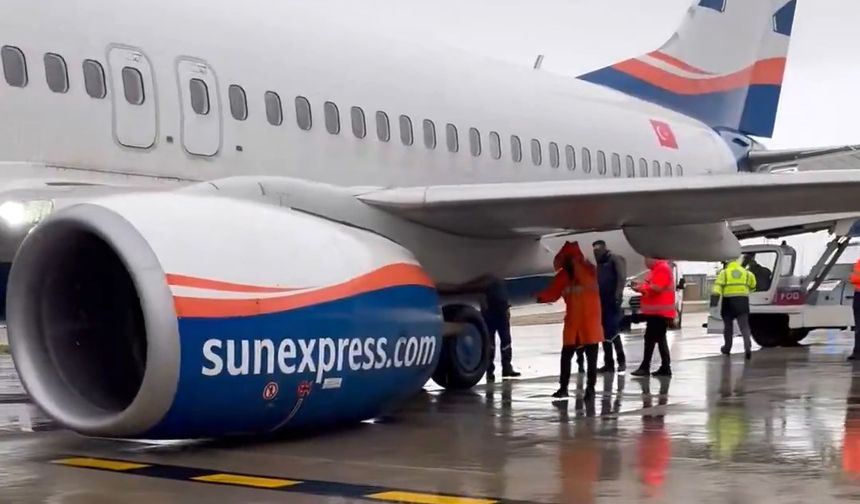 Antalya'da kalkışa hazırlanan uçağın iniş takımları kırıldı