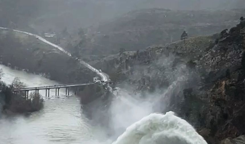 Manavgat'taki 2 barajdan kontrollü su bırakılmaya başlandı