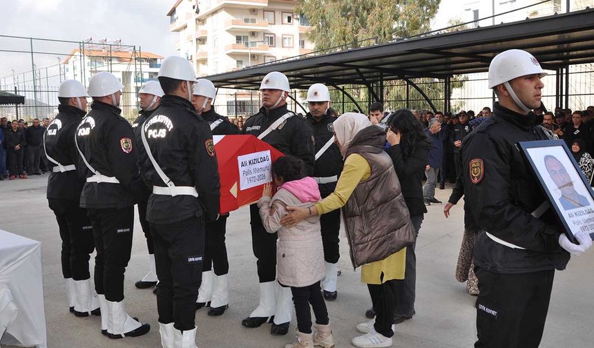 Polis babasının tabutunun başında gözyaşı döktü