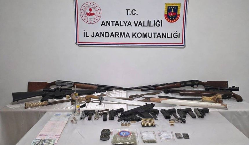 Antalya'da tabanca, tüfek ve uyuşturucu madde ele geçirildi