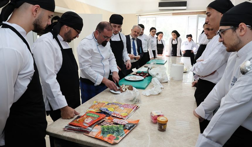 ALKÜ’lü öğrenciler Uzakdoğu Mutfağını uzmanından öğreniyor