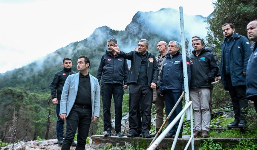 Vali Şahin Alanya’da taşkın bölgelerinde incelemelerde bulundu