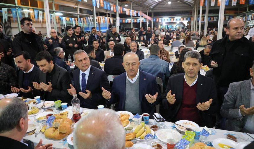 Alanya'da Ak Parti tarafından düzenlenen 'Vefa İftarı'na yoğun ilgi