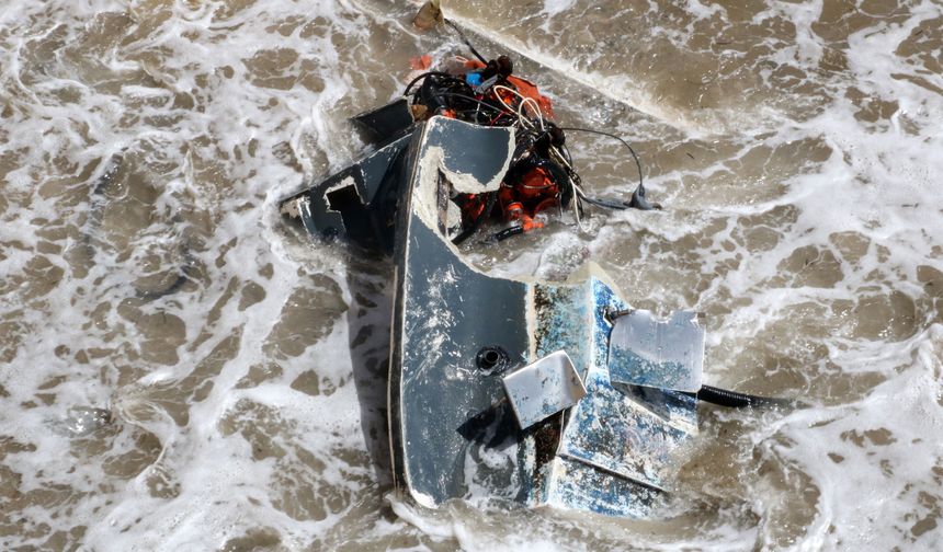 Alanya'da tekne alabora oldu: 2 kişi yüzerek kurtuldu