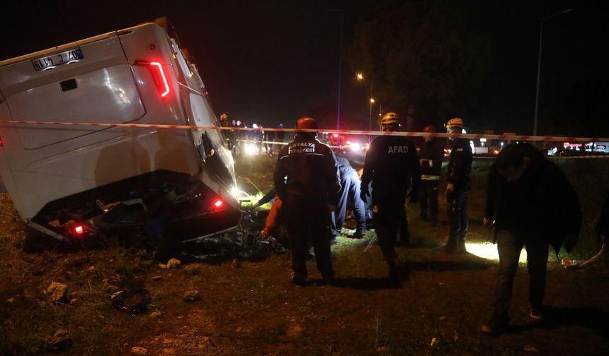 Antalya'da servis midibüsü devrildi: 16 infaz koruma memuru yaralı