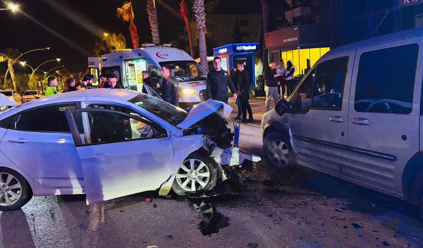 Alanya'da 2 otomobil çarpıştı: 3 yaralı