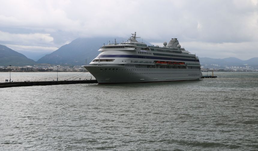 Alanya'ya yılın ilk kruvaziyeri demirledi