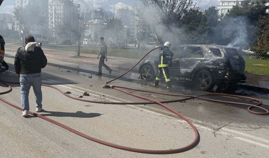 Alev alan otomobilindeki kedisini son anda kurtardı