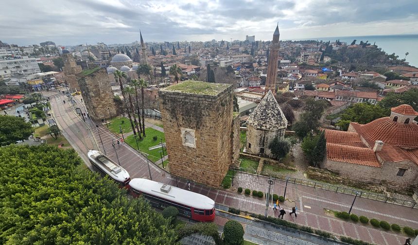 Antalya Kale Kapısı burçlara tel örgülü önlem