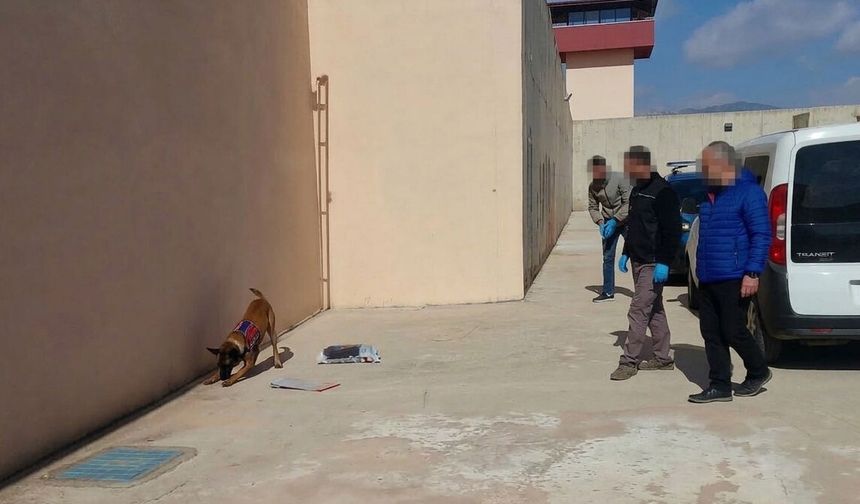 Cezaevine uyuşturucu sokmaya çalışırken yakalandılar