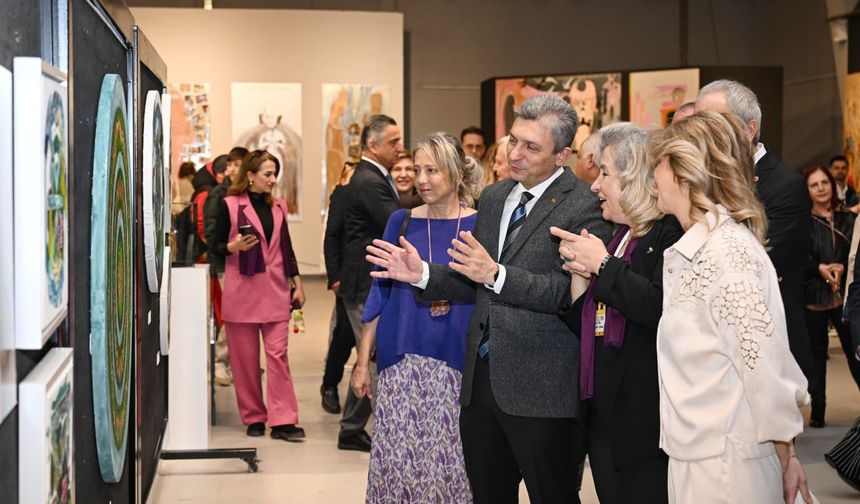 Kadın sanatçıların eserleri 'Cross' sergisinde