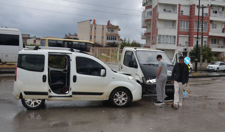 Kamyonet ile hafif ticari araç çarpıştı: 1 yaralı