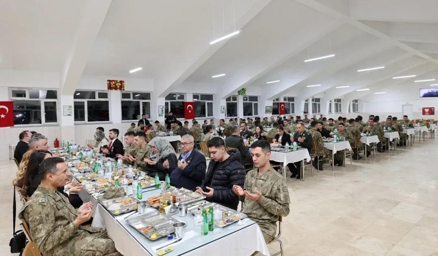 Kışlada iftar programı