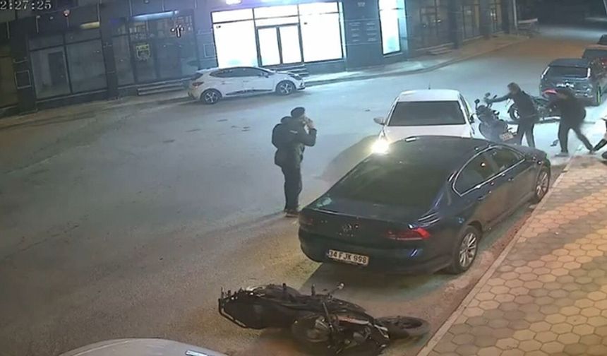 Otomobil park halindeki araçlara çarptı