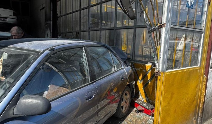 Otomobil, 6 araca çarptı: Tamirhaneye daldı