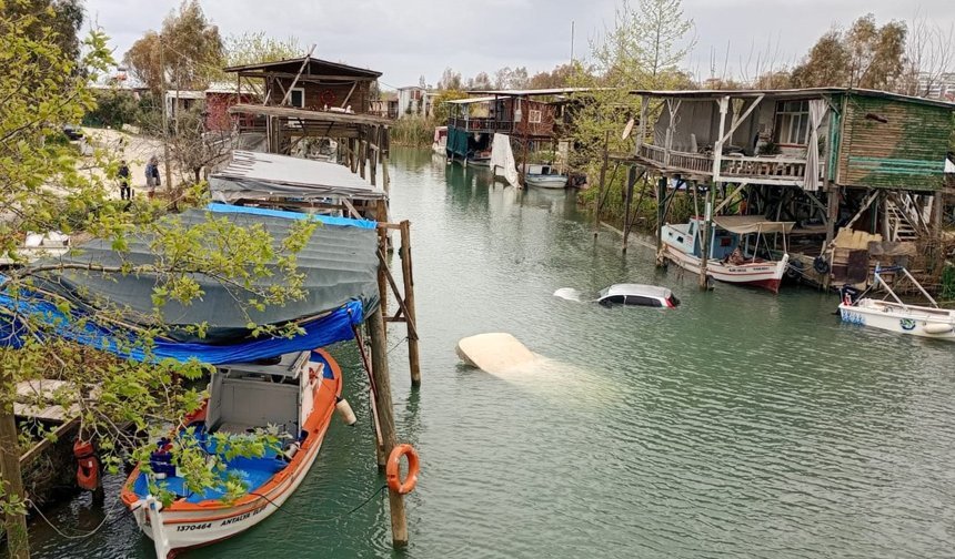 Otomobil balıkçı barınağı olarak kullanılan dereye uçtu