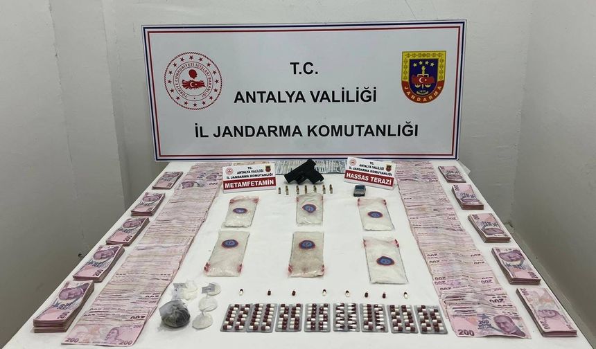 Antalya'da iki şüphelinin aracına ve ikametine operasyon