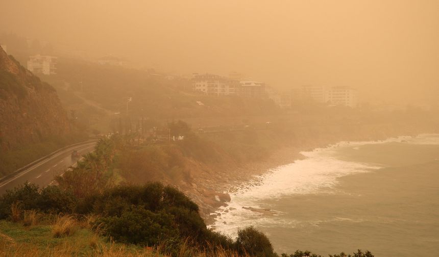 Antalya'yı çöl tozu bulutu kapladı