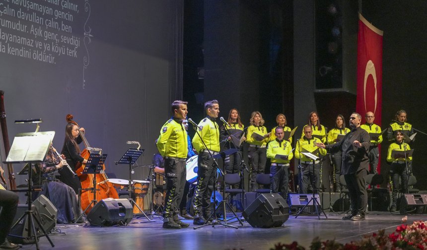 Antalya DOB ve polis korosu aynı sahnede