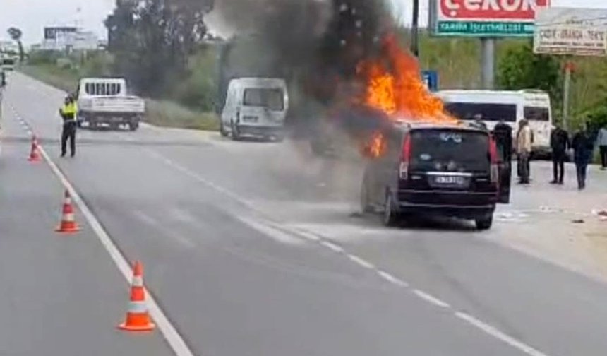 Antalya'da seyir halindeki araç yandı