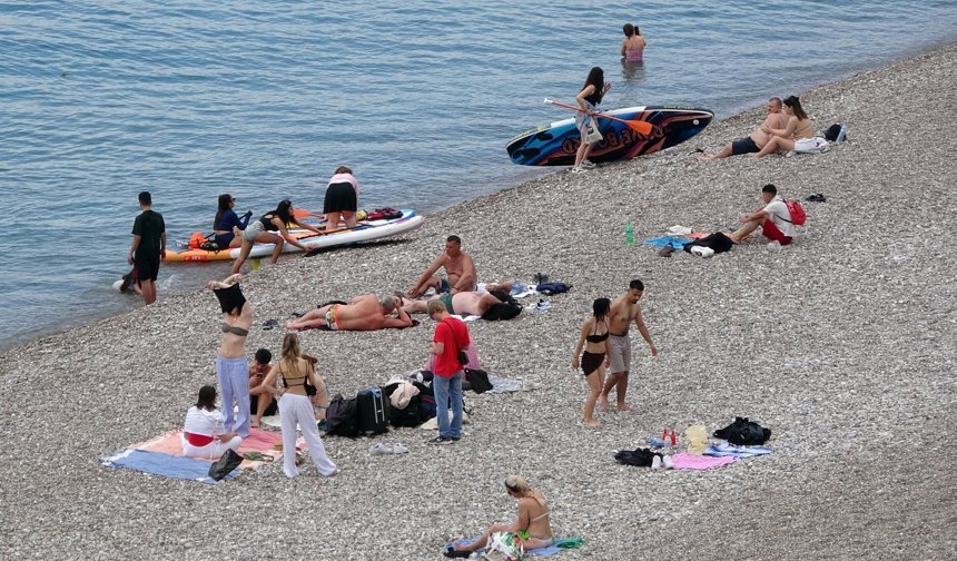 Antalya'da sıcak havayı fırsat bilenler sahile akın etti