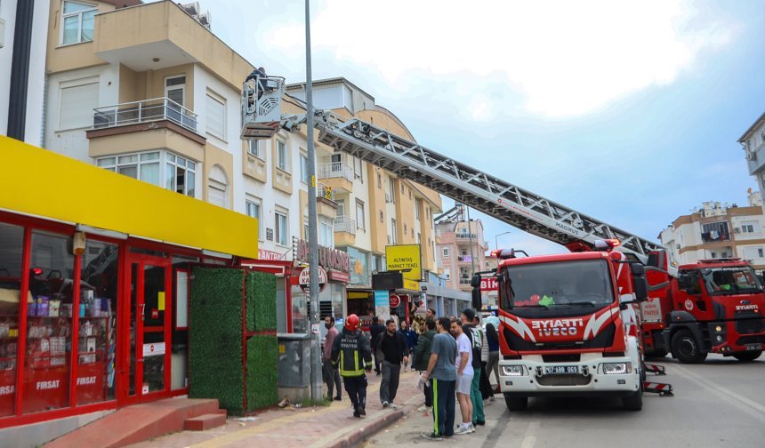 Antalya'da yangında apartta mahsur kalanları itfaiye kurtardı