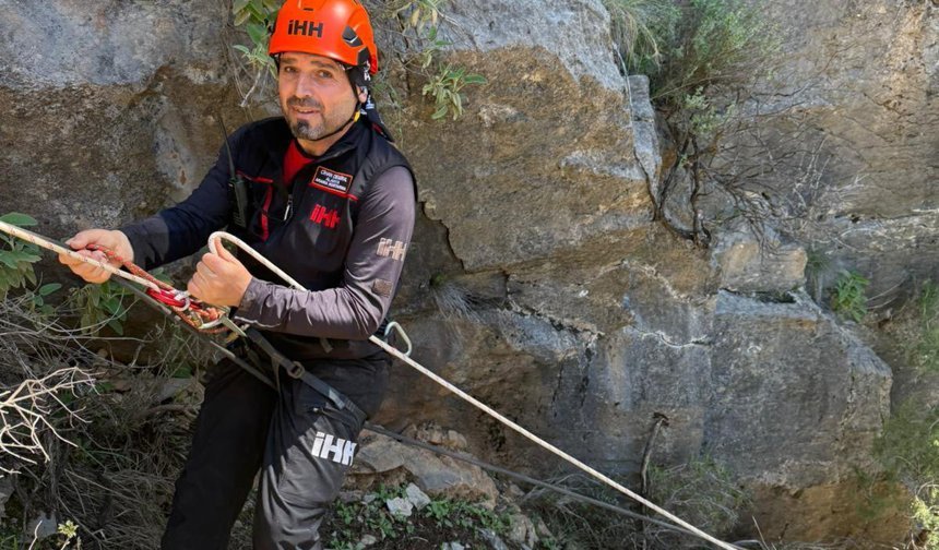 Gündoğmuş'ta kayalıkta mahsur kalan keçiler kurtarıldı