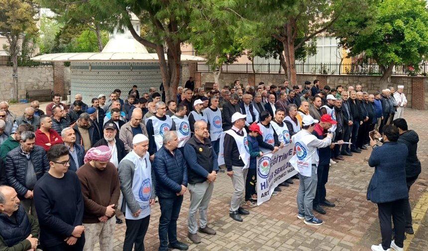 Okul saldırılarda hayatını kaybedenler için gıyabi cenaze namazı