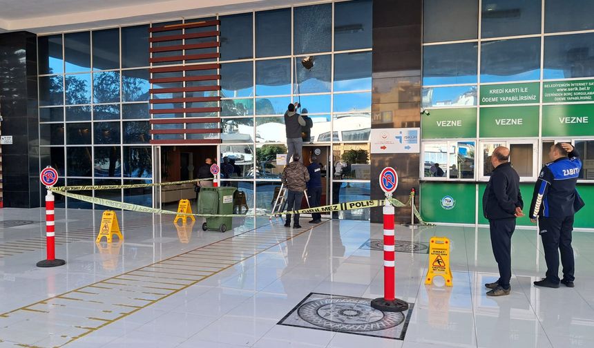 Serik Belediye binasına av tüfeğiyle ateş açan şüpheli gözaltına alındı