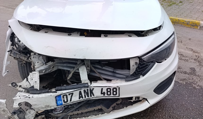 Antalya’da sürücü ve eşi kazada yaralandı