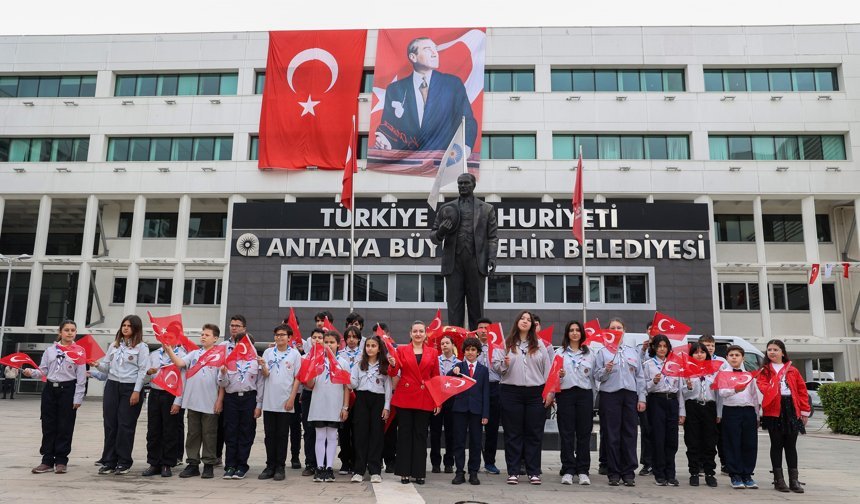 Başkan Vekili Özdemir, koltuğunu çocuk başkana devretti