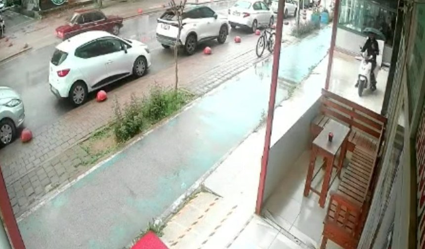 Antalya'da bisikletle gelip motosikleti çaldı