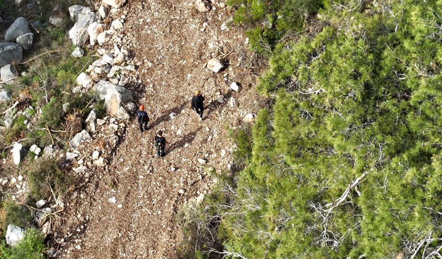 Dağda yolunu kaybetti, telefon şarjı bitince dronla bulundu