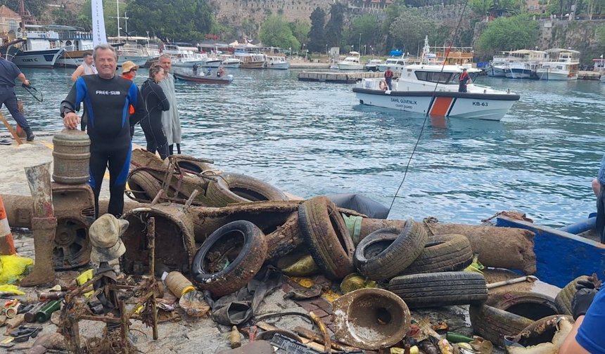 Antalya'da denizden 5 ton atık çıkarıldı