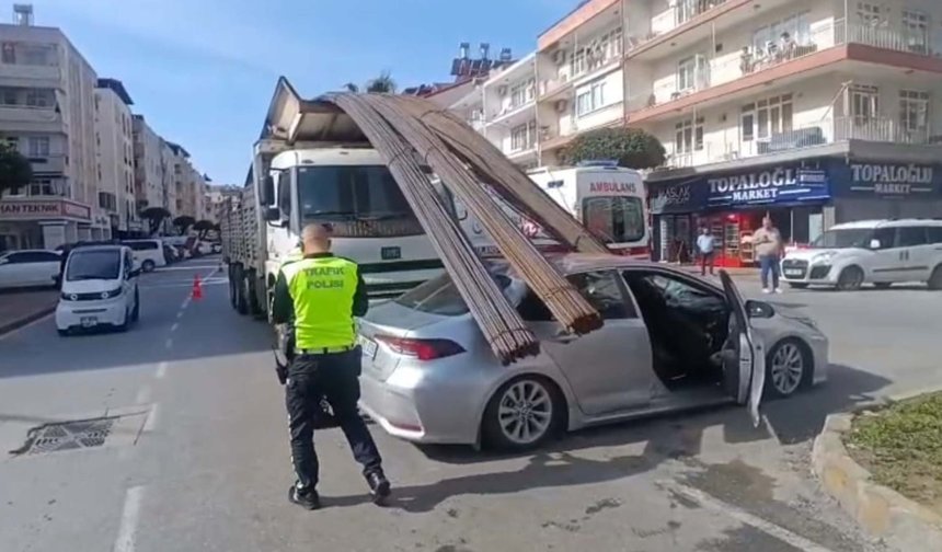 Manavgat'ta inşaat demirleri, otomobilin tavanını deldi