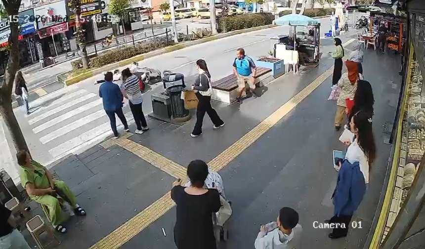 Motosiklet anne ve kızına çarptı