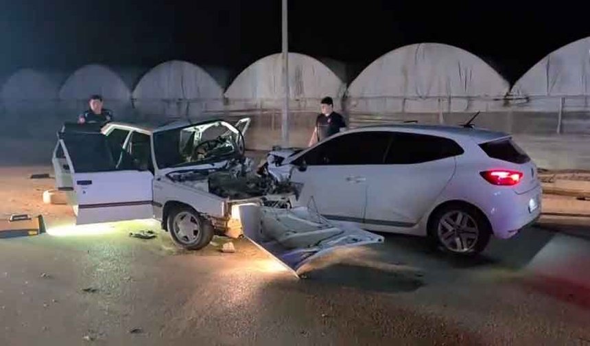 Antalya'da 2 otomobilin çarpıştı: 1 ölü