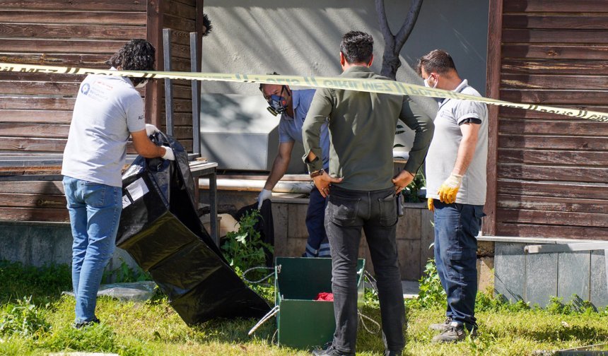 Antalya'da parkta erkek cesedi bulundu