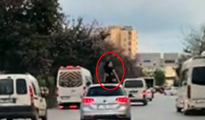 Antalya'da seyir halindeki aracın üzerinde dans etti