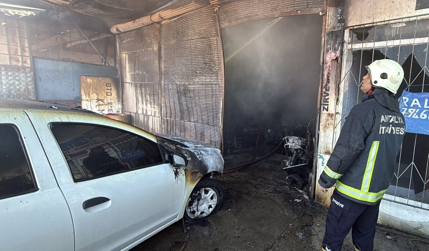 Antalya'da tamirhanede yangını: 4 motosiklet ve 1 otomobil zarar gördü