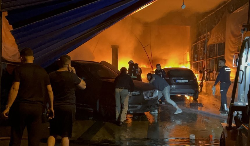 Antalya'da tamirhanede yangın: 5 araç yandı