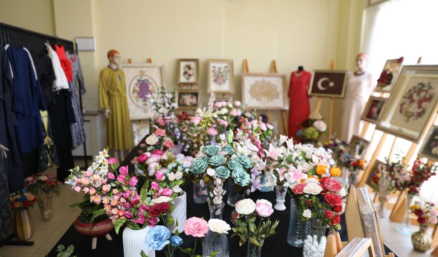 Alanya'da yılın ilk el sanatları sergisi açıldı