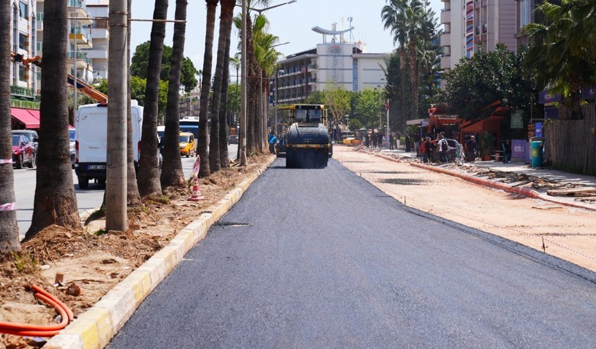 Alanya'da o caddede sıcak asfalt çalışmaları başladı