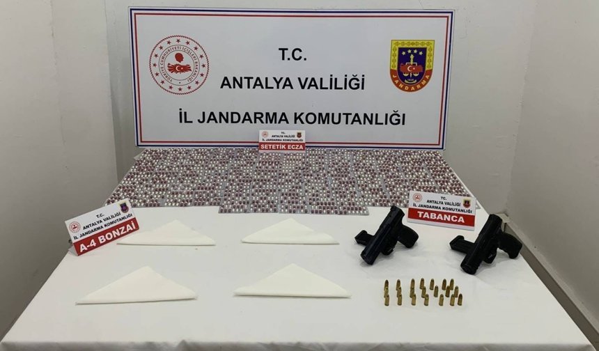 Antalya'da binlerce sentetik hap ve ruhsatsız silah ele geçirildi