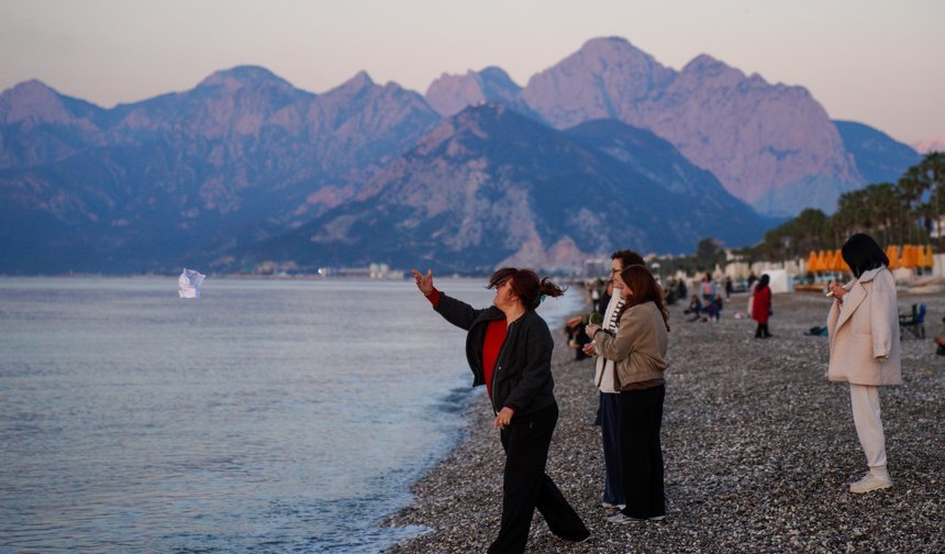 Antalya'da Hıdırellez dilekleri, günün ilk ışıklarıyla suyla buluştu