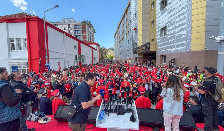 AK Parti'ye geçen Burcu Köksal'a, Afyonkarahisar Belediyesi önünde mehterli karşılama