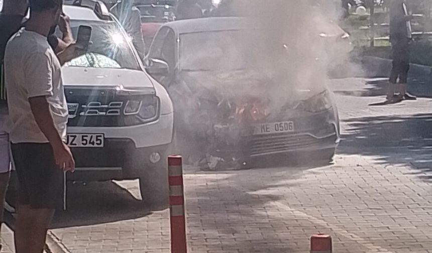 Alanya'da yandı: Otomobil kullanılamaz hale geldi