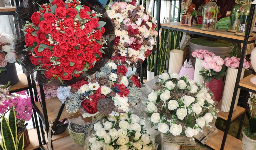 Antalya'da anneye saksı çiçeği, eşlere buket