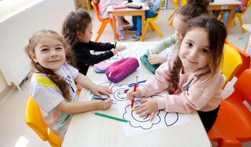 Başkan Vekili Özdemir, çocuklarla kreşte buluştu