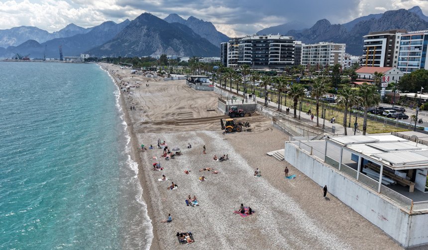 Antalya'da turistlerin denize girdiği  sahile iş makineleri girdi